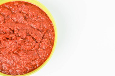 Yeşil bir kasede izole edilmiş yeşil bir kasede ev yapımı kırmızı biber.