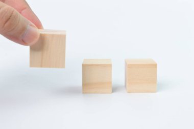 Elleri boş tahta küp blokları çevirir. Kavramsal resim