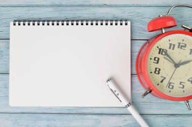 Kalem, saat ve defterin üst görüntüsü. İş konsepti.