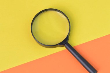 Sarı ve turuncu arkaplanda izole edilmiş büyüteç görüntüsü