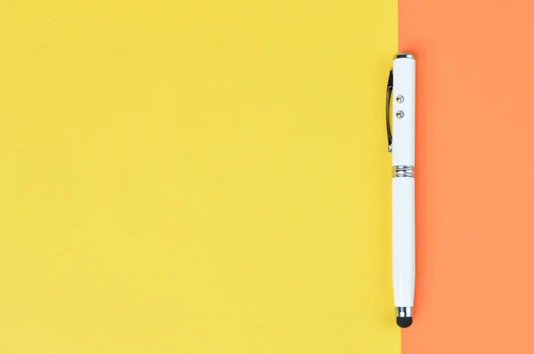 Κάτοψη Του Στυλό Πάνω Από Κίτρινο Και Πορτοκαλί Φόντο Χώρο — Φωτογραφία Αρχείου