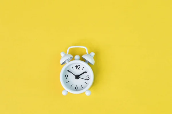 Draufsicht Der Uhr Isoliert Auf Gelbem Hintergrund Konzeptionelles Image — Stockfoto