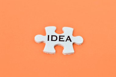 Turuncu arkaplanda IDEA ile yazılmış yapboz