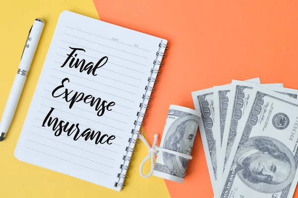 FINAL ExPENSE INSE INSURANCE ile yazılmış para banknotları ve defter üst görünümü. İş konsepti