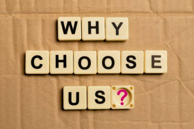 Alfabe harflerinin en üst görüntüsü neden bizi seçtiği sorusuyla dolu. mantar tahtası arkaplanı