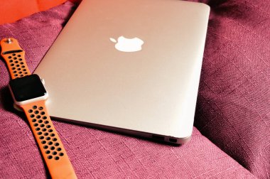 Malezya, 22 Mayıs 2021 Macbook Air ve Apple Watch 'ın yakın görüntüsü. Elektronik aygıtlar