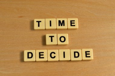 Karar vermek için metin zamanı olan alfabe harflerinin üst görünümü