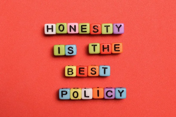 Красочные Алфавитные Бусины Фразой Honesty Лучшая Политика — стоковое фото