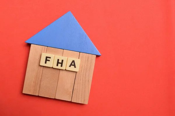 Oyuncak evi ve alfabe harfleri FHA, Federal Konut İdaresi anlamına geliyor..