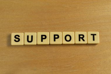 Tahta zemin üzerinde metin SUPPORT ile alfabe harflerinin üst görünümü