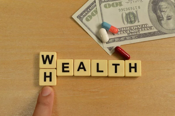 Чоловіча Рука Штовхає Літери Алфавіту Перетворює Слово Wealth Health — стокове фото