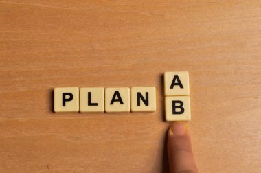 A alfabesini A planından B planına değiştirmek için B alfabesini iten adamın üst görüntüsü. İş planlama kavramı