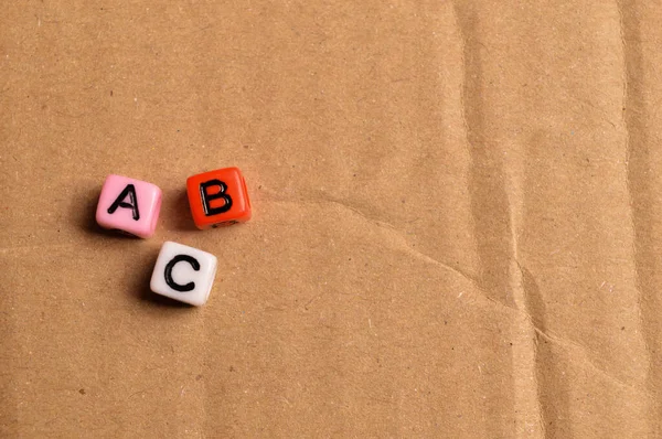 Abc Yazısıyla Renkli Alfabe Boncuklarının Üst Görünümü — Stok fotoğraf