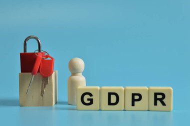 Asma kilit, anahtarlar, tahta figür ve alfabe harfleriyle GDPR Genel Veri Koruma Düzenlemesi anlamına gelir..