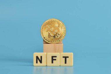 Altından bitcoin ve NFT harfli alfabe harfleri Fon Fonu Olmayan Jeton anlamına gelir.