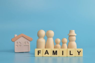 Tahta bebek figürleri, oyuncak evi ve alfabe harfleri..