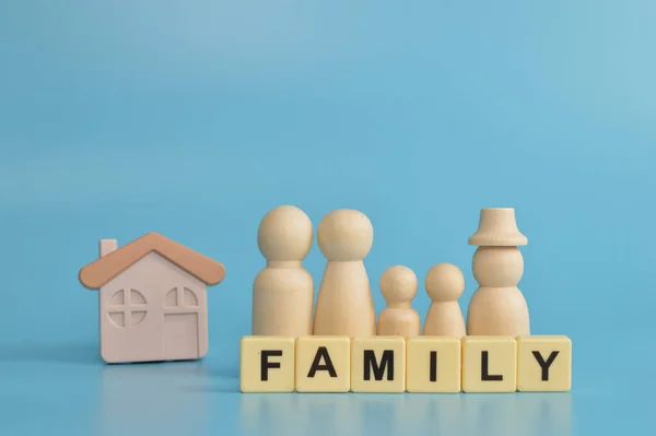 Boneca Madeira Figuras Casa Brinquedo Letras Alfabeto Com Texto Família — Fotografia de Stock