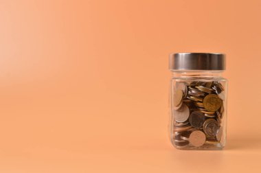 Kopya alanı olan cam bir kavanozda bir sürü bozuk para..