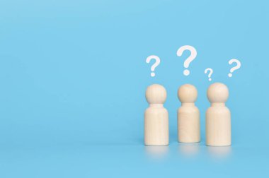 Tahta bebek figürleri ve soru işaretleri