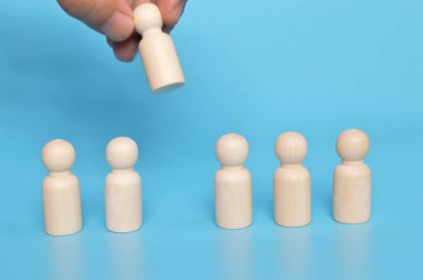 Bir grup işçiden tahta bebek figürü alıyor. Birini kovma kavramı