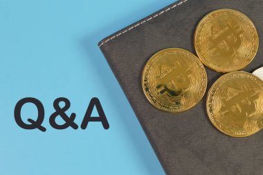Mavi zemin üzerinde Q & A metniyle izole edilmiş altın bitcoin ve dizüstü bilgisayarların üst görünümü
