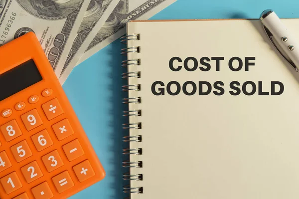 Draufsicht Auf Geldscheine Taschenrechner Und Notizbuch Geschrieben Mit Gutkosten Verkauft — Stockfoto