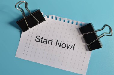 Şimdi Başlat ile yazılmış beyaz kağıdın üst görünümü!