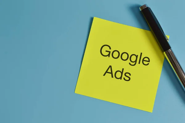 GOOGLE ADS ile yazılmış kalem ve notların üst görünümü.