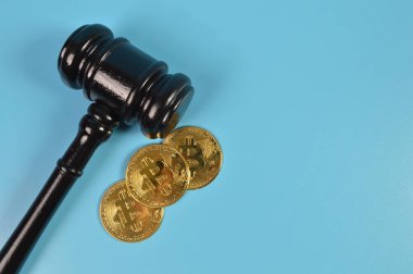 Hakim tokmağı ve fotokopi alanı olan altın bitcoin manzarası