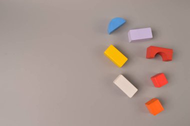 Gri arkaplanda kopyalama alanı olan renkli oyuncak yapı taşları