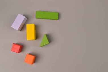 Gri arkaplanda kopyalama alanı olan renkli oyuncak yapı taşları