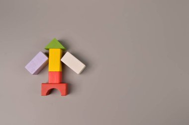 Gri arka planda çocukların eğitici oyuncakları roket şeklinde, eğitim ve çocuk gelişimi kavramı