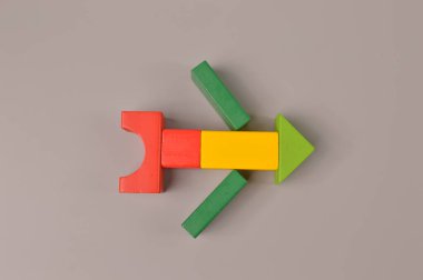 Çocukların eğitici oyuncakları gri arka planda roket şeklinde. Eğitim ve çocuk gelişimi kavramı