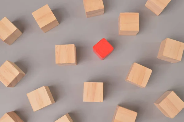 Bloque Rojo Madera Que Sobresale Del Grupo Bloques Madera Concepto —  Fotos de Stock