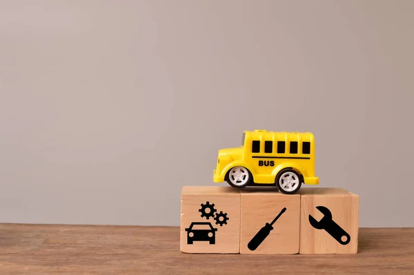 木製ブロック上のおもちゃのバスと修理アイコンの簡単なセット — ストック写真