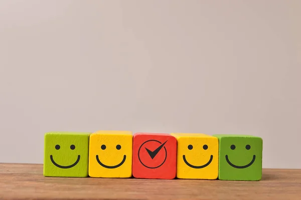 Kleurrijke Houten Blokken Met Emotie Gezicht Klantbeoordeling Tevredenheidsconcept — Stockfoto