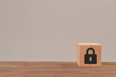 Asma kilit ikonlu tahta blok. Veri güvenliği ve koruma kavramı.