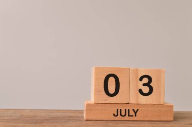 Tahta bloklar takvimi Temmuz 03 için metin için boş alan ile