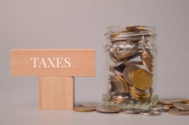 Vergi ile yazılmış bozuk paralar ve tahta bloklar.