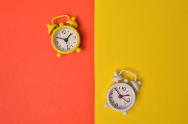 Alarm saati sarı ve kırmızı arkaplanda izole edildi