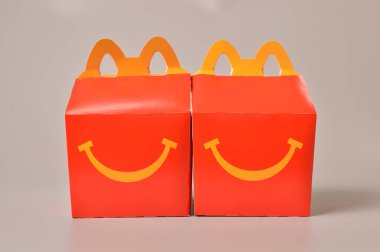 Klang, Malezya: 24 Haziran 2021 McDonald 's Happy Meal karton kutusu. McDonald 's bir fast food restoran zinciri.