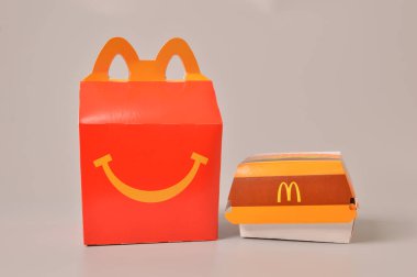 Klang, Malezya: 24 Haziran 2021 McDonald 's Happy Meal and Burger box. McDonald 's bir fast food restoran zinciri.