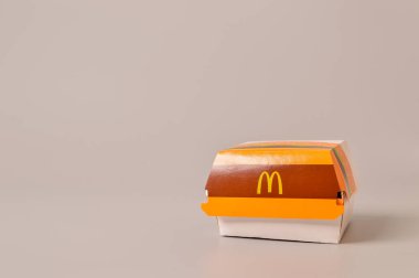 Klang, Malezya: 24 Haziran 2021 McDonald 's burger kutusu gri arka planda izole edildi. Boşluğu kopyala