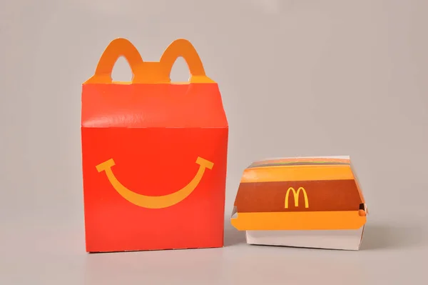 2018 Klang Malaysia June 2021 Mcdonalds Happy Meal Burger Box — 스톡 사진