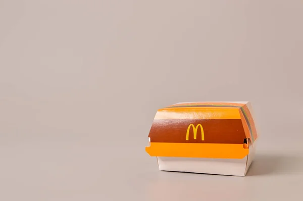 말레이시아클 2021 그레이 배경에 맥도날드 Mcdonalds Burger Box — 스톡 사진