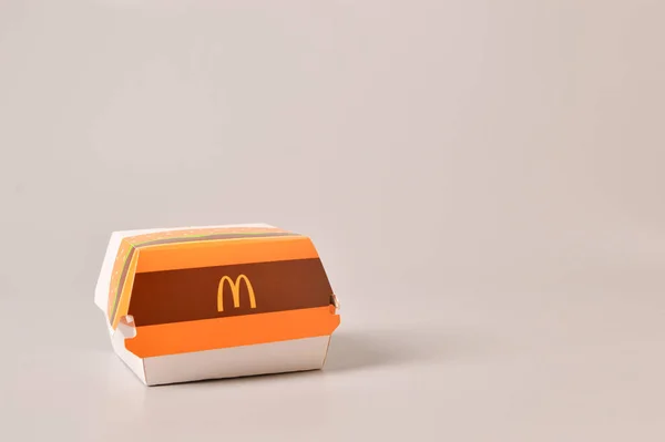 Klang Malaysia Juni 2021 Mcdonald Burger Box Isoliert Auf Grauem — Stockfoto