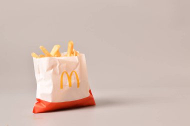 Klang, Malezya: 24 Haziran 2021 McDonald 's patates kızartması. McDonald 's bir fast food restoran zinciri.