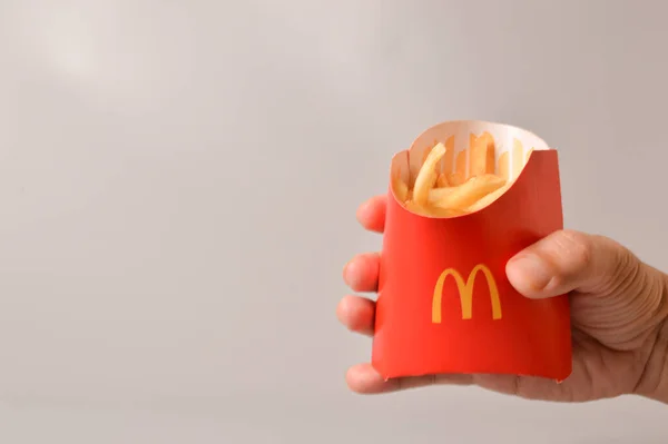 Klang Malaysia Juni 2021 Hand Hält Mcdonald Pommes Pappbecher Mcdonald — Stockfoto