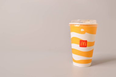 Klang, Malezya: 24 Haziran 2021 McDonald 's Gri arka planda izole edilmiş kağıt bardakta meşrubat. Boşluğu kopyala