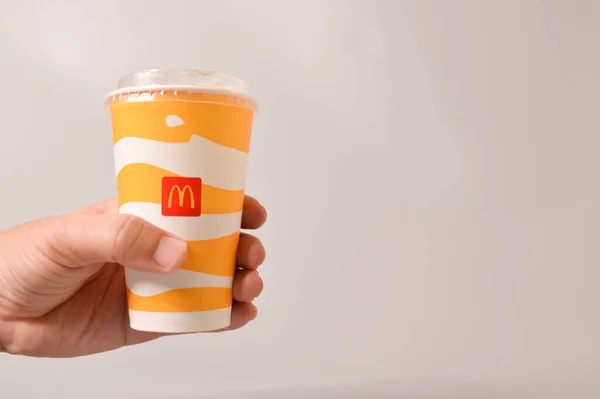 말레이시아클 2021 맥도날드의 음료를 배경에 종이컵에 — 스톡 사진